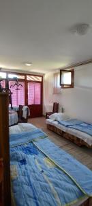 Habitación con 2 camas en una habitación en Guesthouse Tadic, en Guča
