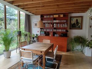 伊普爾的住宿－Saillant，一间带桌子和书架的用餐室