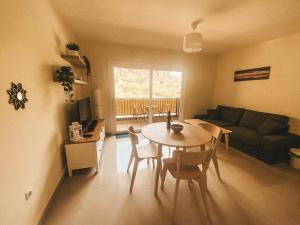 uma sala de estar com uma mesa e cadeiras e um sofá em Playa Maria Apartment 43 (Puerta al Cielo) em La Playa Calera