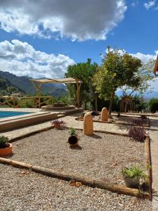 un jardín con piscina y algunas plantas en el suelo en CAZORLA, CASA RURAL LA GUINDALERA en Cazorla