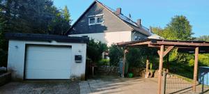 a garage in front of a house at Ferienwohnung Burmester in Wittenborn