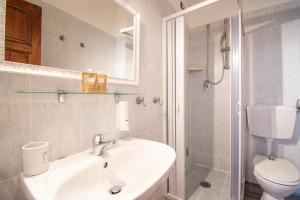 Koupelna v ubytování Hotel Albachiara