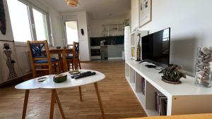 Η κουζίνα ή μικρή κουζίνα στο Tranquil apartment across the bridge +5 φωτογραφίες