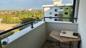 - un balcon avec un banc et une table dans l'établissement Tranquil apartment across the bridge, à Novi Sad