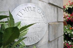 Κήπος έξω από το Temple Gate Hotel