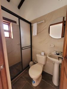 uma casa de banho com um WC e um lavatório em HOTEL ALTIPLANO VILLA DE LEYVA em Villa de Leyva