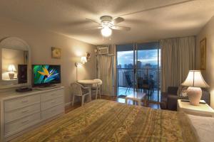 - une chambre avec un lit et un salon dans l'établissement Island Colony 3512, à Honolulu
