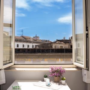 uma janela com vista para uma cidade em La Julienne Green em Nápoles