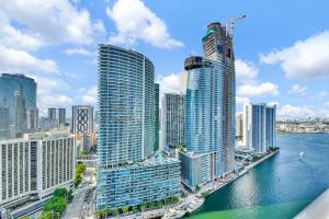 uma vista para uma cidade com edifícios altos e água em Amazing 2 Bedroom at Icon in the Heart of Brickell em Miami