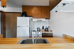 Kuchyň nebo kuchyňský kout v ubytování Comfortable Condo Great Location- Tamarack #12