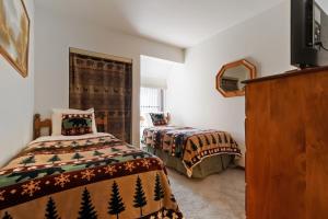 Postel nebo postele na pokoji v ubytování Comfortable Condo Great Location- Tamarack #12 + 13 fotografií