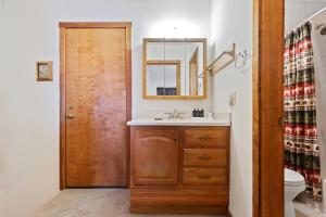 Koupelna v ubytování Comfortable Condo Great Location- Tamarack #12