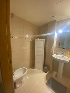 een kleine badkamer met een wastafel en een toilet bij Playa Maria Appartment 14 (Vista del Valle) in Valle Gran Rey