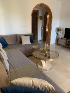 a living room with a couch and a table at Appartement - Résidence Port Yasmine Hammamet in Hammamet
