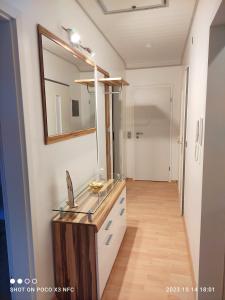ein Badezimmer mit einem Waschbecken und einem Spiegel auf der Theke in der Unterkunft Lieblingsort in Freudenstadt
