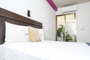Un dormitorio con una gran cama blanca con una almohada. en Pa´Xa Mama Hotel Boutique, en Cancún 73 fotos más