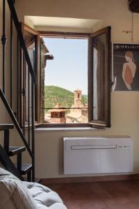 a room with a window and a heater in a room at Il Borghetto - La Ghibellina Townhouse in Castelnuovo dellʼAbate