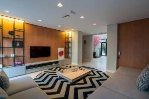 un salon avec un canapé et une table dans l'établissement Colorful Windows - novo studio na Liberdade, à São Paulo