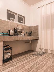uma cozinha com um balcão e uma prateleira num quarto em Simple, bohemian style 1-bedroom bungalow +parking em San Juan