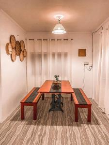 Zimmer mit einem Tisch und Bänken in einem Zimmer in der Unterkunft Simple, bohemian style 1-bedroom bungalow +parking in San Juan