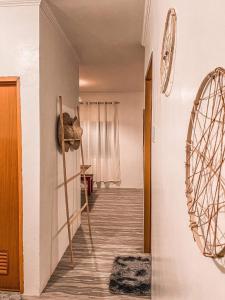 um corredor com um quarto com uma escada e um espelho em Simple, bohemian style 1-bedroom bungalow +parking em San Juan