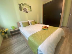 a bedroom with a bed with a bowl of fruit on it at Уютен нов апартамент - Стара Загора с две спални in Stara Zagora