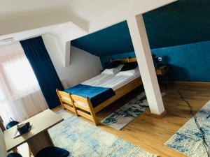 um quarto com uma cama com um tecto azul em Casa din Vale em Moieciu de Sus