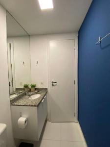 une salle de bains avec douche, lavabo et miroir dans l'établissement Colorful Windows - novo studio na Liberdade, à São Paulo 61 autres photos