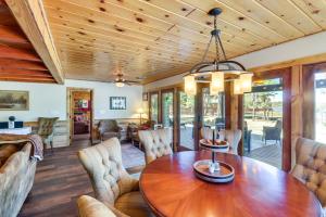 Χώρος καθιστικού στο Fire Pit and Grill Waterfront Cabin in Lakeside!