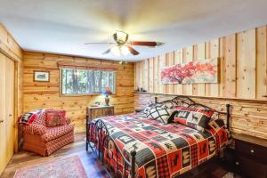 Ένα ή περισσότερα κρεβάτια σε δωμάτιο στο Fire Pit and Grill Waterfront Cabin in Lakeside!