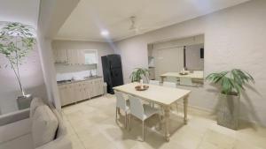 a kitchen and dining room with a table and chairs at Capitel Hostel in Cartagena de Indias