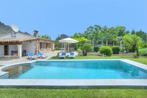 una imagen de una piscina en el patio de una casa en Owl Booking Villa Margarita - 15 Min Walk to the Beach, en Puerto Pollensa