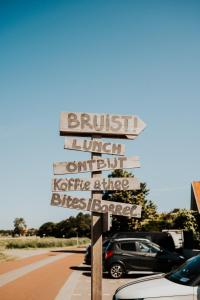 a street sign in front of a parking lot at Bruist in Cadzand