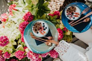 deux assiettes de nourriture sur une table avec des fleurs dans l'établissement Bruist, à Cadzand