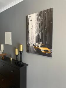 un mur avec une photo d'un taxi jaune dans l'établissement Wohnung in Augsburg Innenstadt -Tiefgarage, à Augsbourg