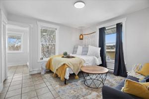 Cama ou camas em um quarto em Unit 5: Sun drenched studio with tranquil vibes