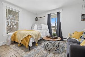 Cama ou camas em um quarto em Unit 5: Sun drenched studio with tranquil vibes