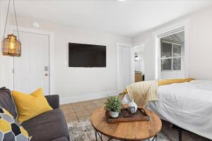 Cama ou camas em um quarto em Unit 5: Sun drenched studio with tranquil vibes mais 2 fotos