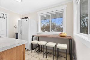 A cozinha ou cozinha compacta de Unit 5: Sun drenched studio with tranquil vibes