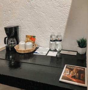 una mesa con dos botellas de agua y una revista en Calesa Real en Querétaro
