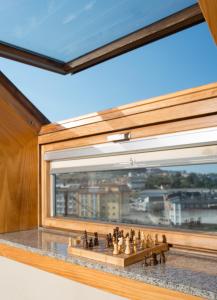 ein großes Fenster mit einem Schachbrett auf einem Tisch in der Unterkunft Apartamentos Portazgo in A Coruña
