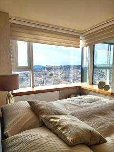 een bed in een kamer met een groot raam bij Majestic Golden View in Bratislava