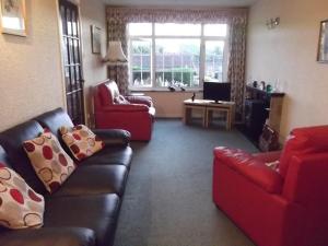 un soggiorno con 2 divani e una TV di Hall Dale View near Matlock & Peak District a Matlock