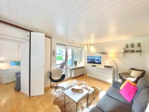 sala de estar con sofá y mesa en Gorch Fock Ring Strand und Meer Appartement 1, en Scharbeutz