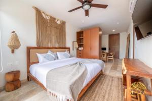 图卢姆NHOA 311B Lux 1BR Condo Pool View in Aldea Zama的一间卧室，里面有一张大床和一张桌子。 更多31张照片