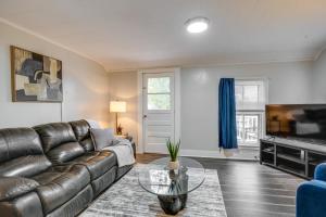 Χώρος καθιστικού στο Pet-Friendly Auburn Apartment with Balcony!