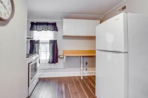 una cucina con frigorifero bianco e tavolo in legno di Pet-Friendly Auburn Apartment with Balcony! ad Auburn