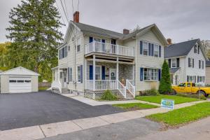 una casa con un camion giallo parcheggiato di fronte di Pet-Friendly Auburn Apartment with Balcony! ad Auburn