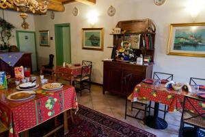 a living room with tables and chairs in a room at Locanda Del Re sole in Ferrara