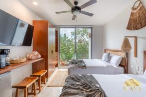 Ένα ή περισσότερα κρεβάτια σε δωμάτιο στο NHOA 311A Lux 2BR Condo Pool View in Aldea Zama +37 φωτογραφίες